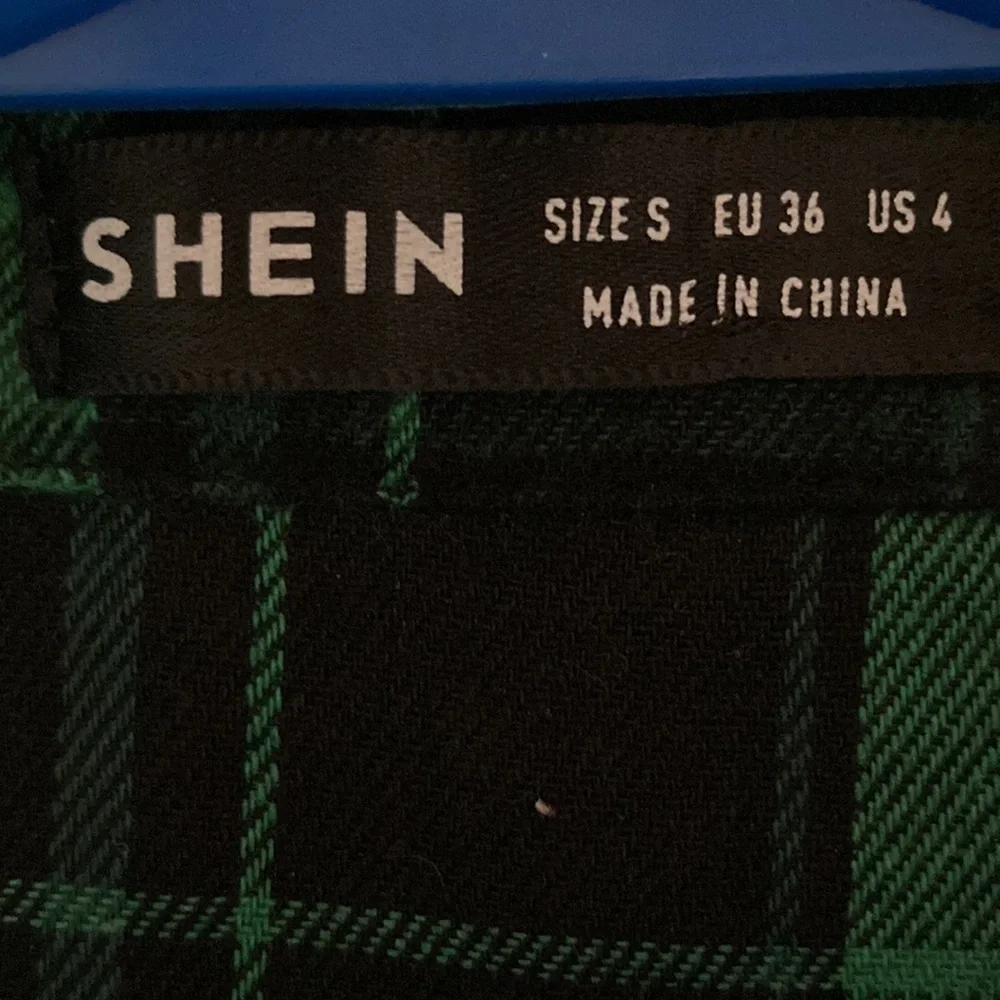 ❌❌SOLD❌❌SHEIN💫 Women’s Plaid Green Button-Up Cropped Top - Picture 2 of 4